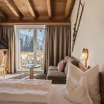 فندق Sweet Cherry - Boutique & Tyrol 3*